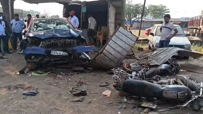 सोलापुर-हैदराबाद हाईवे पर कार का टायर फटा, चाय की दुकान में घुसी; 2 की मौत.