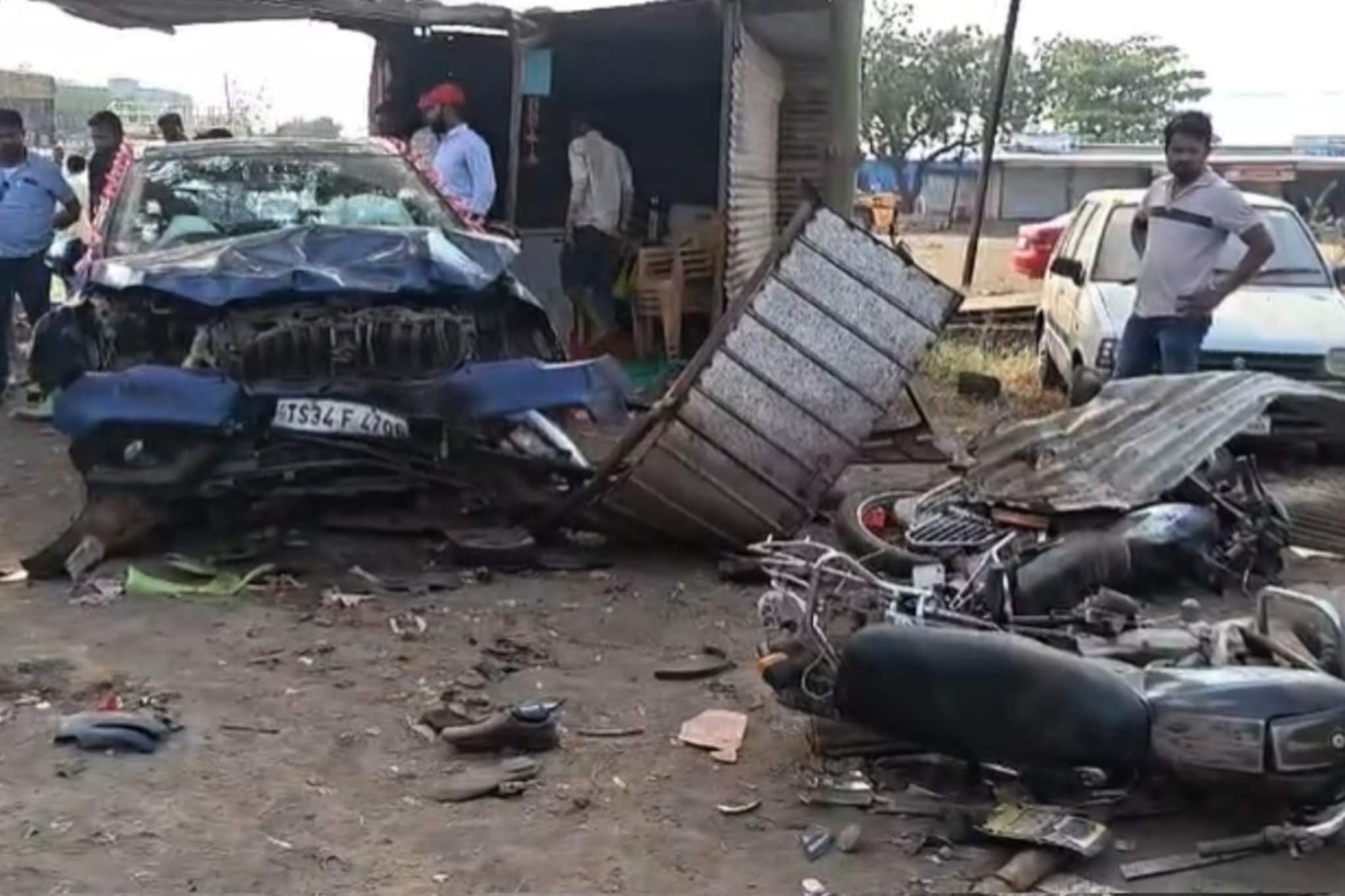 देव दर्शन करुन जाताना टायर फुटलं अन् कार चहाच्या स्टॉलमध्ये शिरली, 2 ठार