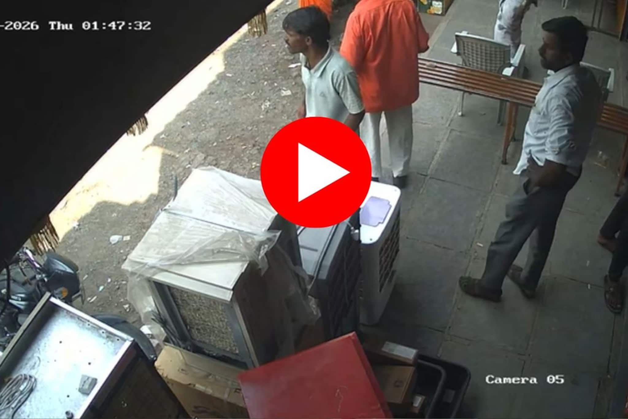 क्षुल्लक वादातून कोयत्याचे सपासर वार, बस स्टँडसमोर भयानक थरार, हल्ल्याचा VIDEO 