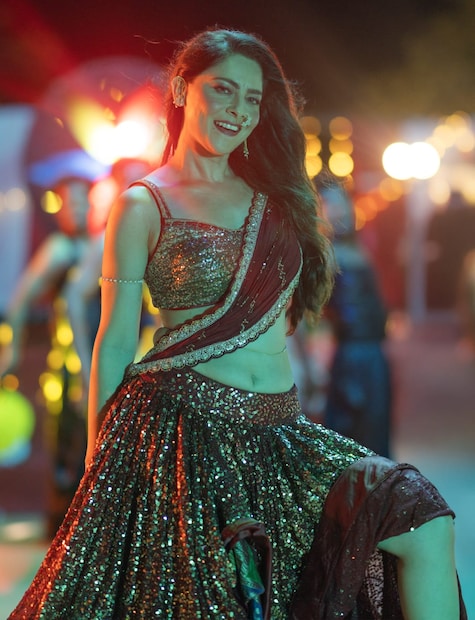 आपल्या दिलखेचक अदांनी भुरळ घालणारी 'अप्सरा' अर्थात अभिनेत्री सोनाली कुलकर्णी नव्या अंदाजात चाहत्यांच्या भेटीला येण्यास सज्ज झाली आहे. आपल्या दिलखेचक अदांनी भुरळ घालणारी 'अप्सरा' अर्थात अभिनेत्री सोनाली कुलकर्णी नव्या अंदाजात चाहत्यांच्या भेटीला येण्यास सज्ज झाली आहे.