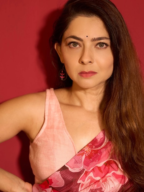 मराठी चित्रपटसृष्टीची 'अप्सरा' अर्थात सोनाली कुलकर्णी ही केवळ तिच्या नृत्यासाठी किंवा अभिनयासाठीच नाही, तर तिच्या स्पष्टवक्तेपणासाठीही ओळखली जाते. मराठी चित्रपटसृष्टीची 'अप्सरा' अर्थात सोनाली कुलकर्णी ही केवळ तिच्या नृत्यासाठी किंवा अभिनयासाठीच नाही, तर तिच्या स्पष्टवक्तेपणासाठीही ओळखली जाते.