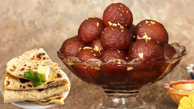 गुलाबजाम म्हणलं की आपल्या तोंडाला पाणी सुटतंच. पण गुलाबजाम बनवण्याची पारंपरिक पद्धत जरा महागडी आणि वेळखाऊ आहे. म्हणूनच हे शिळ्या चपात्यांचे गुलाबजाम आपण एकदा ट्राय करूच शकतो. म्हणजे चपाती वयही जाणार नाही आणि आपल्याला गोडही खायला मिळेल. या गुलाबजामची रेसिपी niluskitchen1986 या इंस्टाग्राम अकाऊंटवर दिली गेली आहे. 