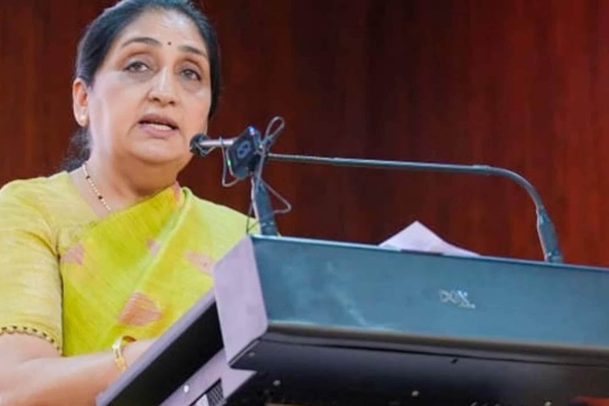 अखेर सुनेत्रा पवारांनी निर्णय घेतलाच! 'त्या' 'सुत्रधाराला' दाखवला बाहेरचा रस्ता, राष्ट्रवादीच्या गोटातला मोठा निर्णय