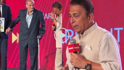 कंठ दाटला, डोळ्यात पाणी... गावसकरांना अश्रू अनावर, स्टेजवर काय घडलं? Video