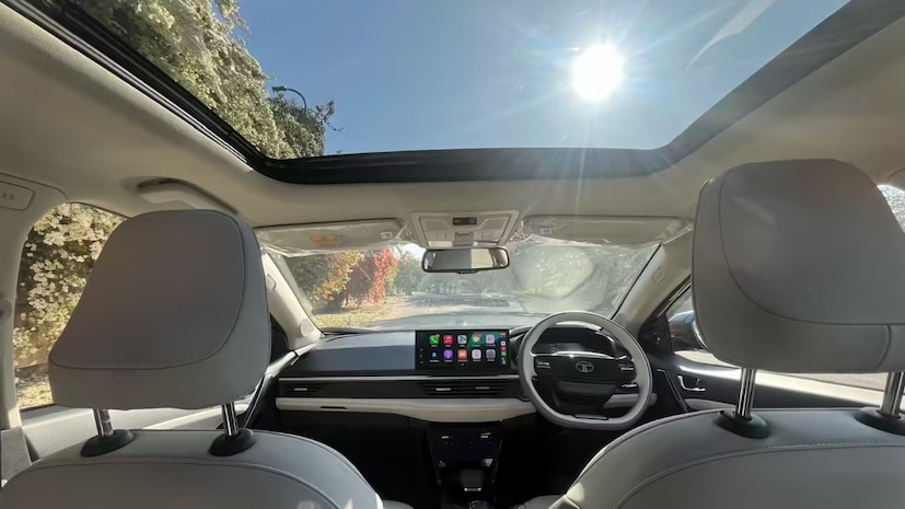 Car Heat Issues With Sunroof : सध्याच्या काळात अडव्हान्स्ड फीचर असलेल्या कार मार्केटमध्ये आल्या आहेत. लोकांना नवनवीन फीचर्स हवे असतात. आता सनरुफ असलेल्या कारची मागणी वाढली आहे. पण सनरुफविषयी अनेक गोष्टी बोलल्या जातात. त्यातील एक म्हणजे उन्हाळ्यात सनरुफ कार ही तुम्हाला प्रॉब्लम निर्माण करु शकते. Car Heat Issues With Sunroof : सध्याच्या काळात अडव्हान्स्ड फीचर असलेल्या कार मार्केटमध्ये आल्या आहेत. लोकांना नवनवीन फीचर्स हवे असतात. आता सनरुफ असलेल्या कारची मागणी वाढली आहे. पण सनरुफविषयी अनेक गोष्टी बोलल्या जातात. त्यातील एक म्हणजे उन्हाळ्यात सनरुफ कार ही तुम्हाला प्रॉब्लम निर्माण करु शकते.