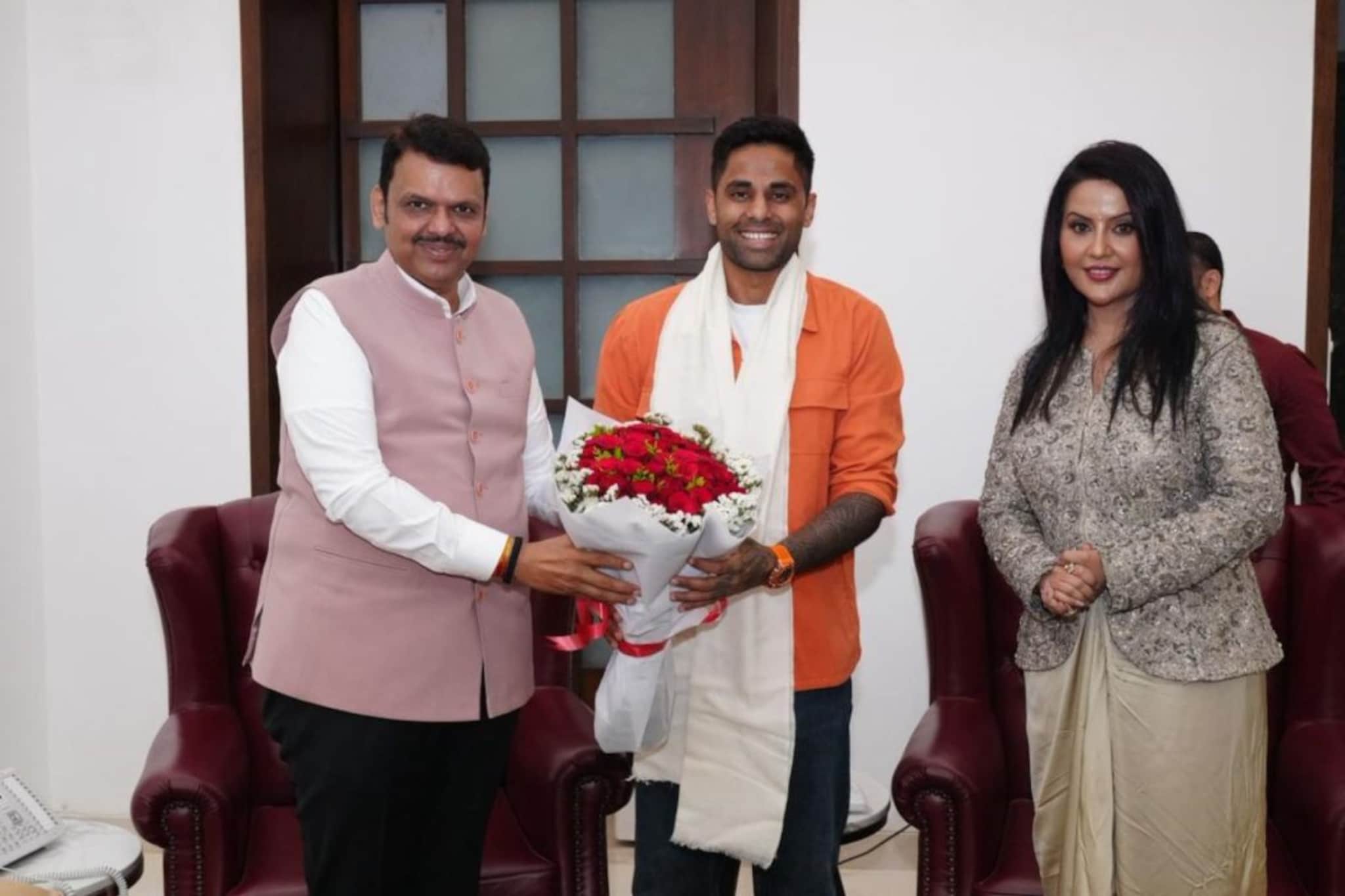 टीम इंडियाचे दोन वर्ल्ड चॅम्पियन वर्षावर, CM फडणवीसांनी केला स्पेशल सन्मान!