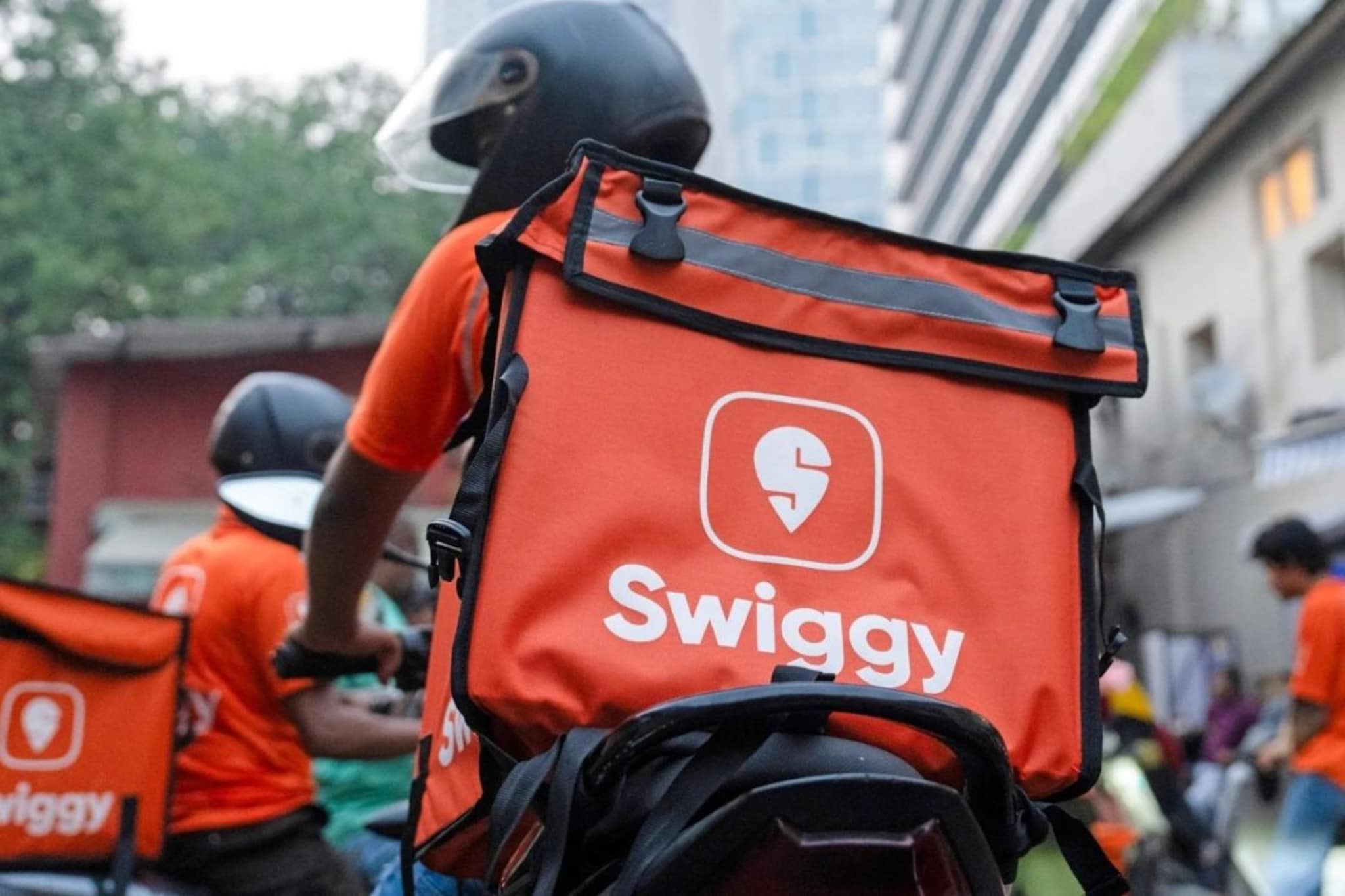 Swiggy : झोमॅटोपाठोपाठ आता स्विगीनेही दिला ग्राहकांना दणका! प्रत्येक ऑर्डरवर मोजावे लागणार जास्त पैसे; पाहा काय आहे नवीन 'प्लॅटफॉर्म फी'