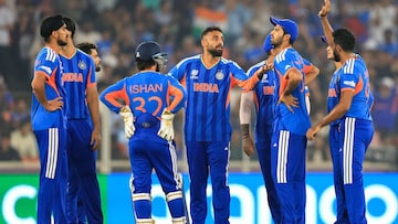 सेमी फायनलसाठी टीम इंडिया मुंबईमध्ये, पण... चंद्रग्रहण सुरू होताच काय केलं?