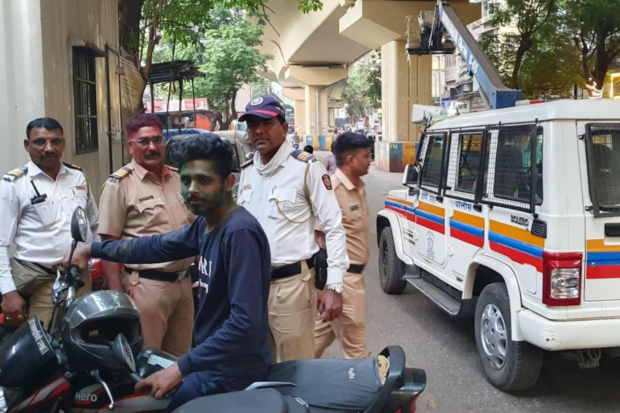 धुळवडीदिवशी तळीरामांना झटका,१६८१ जणांचा पोलिसांनी उतरवला रंग, ठाण्यात धडक कारवाई धुळवडीदिवशी तळीरामांना झटका,१६८१ जणांचा पोलिसांनी उतरवला रंग, ठाण्यात धडक कारवाई