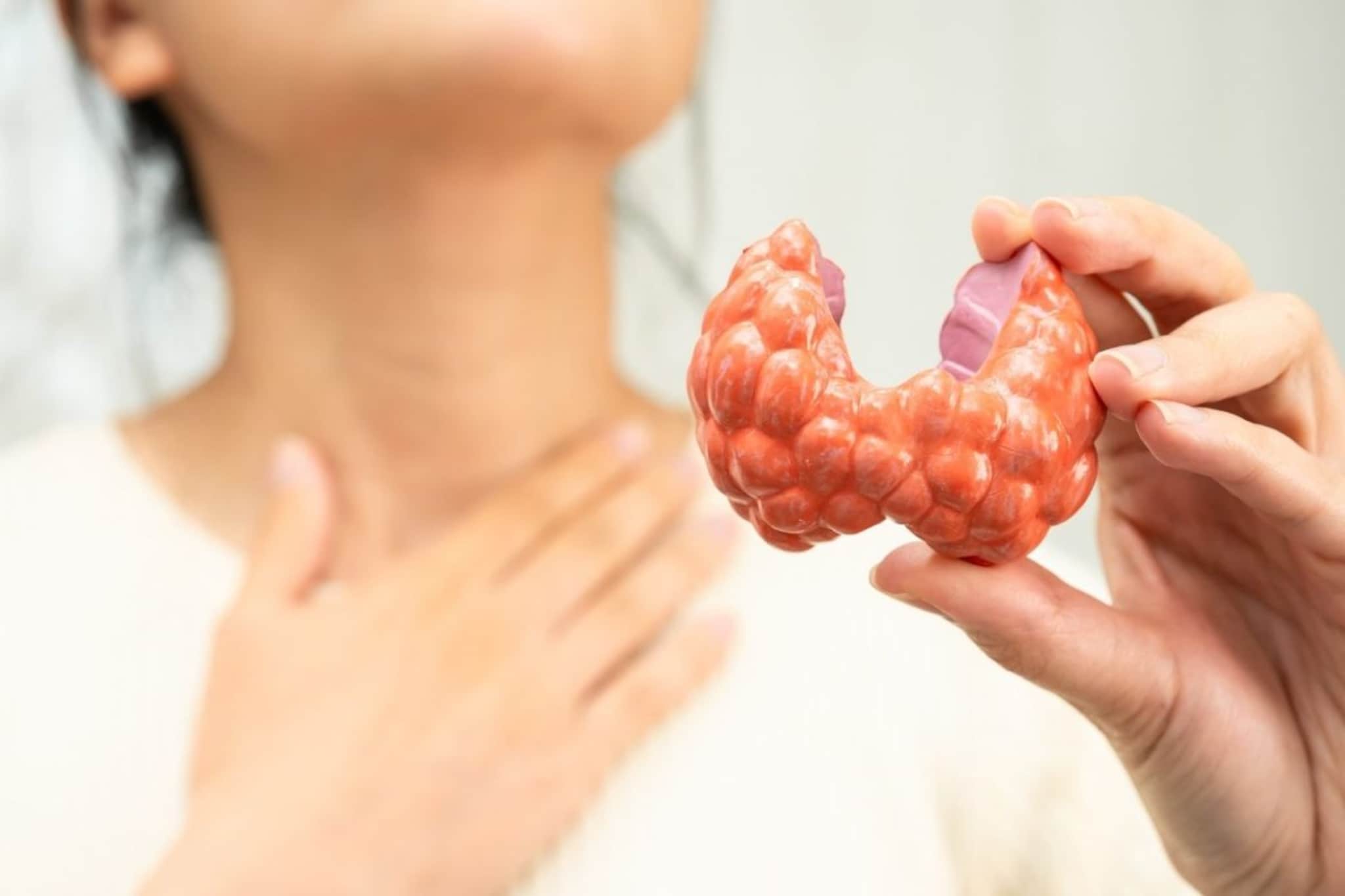 Throat Cancer : घशात सतत खवखव किंवा आवाजात बदल होतोय? दुर्लक्ष करू नका, असू शकतात 'थ्रोट कॅन्सर'ची ही सुरुवातीची लक्षणे!