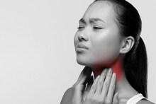 Throat Cancer : घशात खवखव होतंय की गिळताना त्रास? 'या' लक्षणांकडे दुर्लक्ष करणं ठरू शकतं धोक्याचं