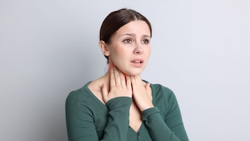 Throat Cancer : घशात सतत खवखव किंवा आवाजात बदल होतोय? दुर्लक्ष करू नका, असू शकतात 'थ्रोट कॅन्सर'ची ही सुरुवातीची लक्षणे! Throat Cancer : घशात सतत खवखव किंवा आवाजात बदल होतोय? दुर्लक्ष करू नका, असू शकतात 'थ्रोट कॅन्सर'ची ही सुरुवातीची लक्षणे!