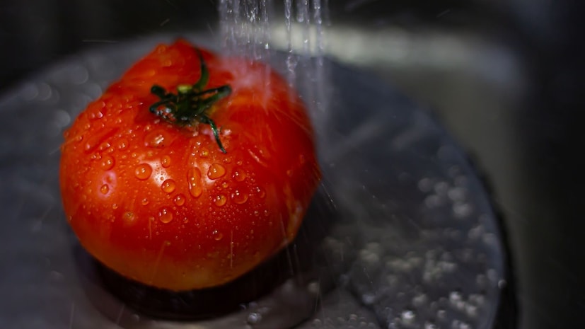 आजच्या धावपळीच्या युगात आपण सर्वच जण आरोग्यापेक्षा कामाला जास्त महत्त्व देतो. वेळ नाही हे आपल्या सर्वांचेच लाडके कारण झाले आहे. पण तुम्हाला माहीत आहे का? आपल्या दैनंदिन जीवनशैलीतील अत्यंत छोट्या आणि साध्या वाटणाऱ्या बदलांमुळे आपण जगातील सर्वात भयंकर अशा कॅन्सर सारख्या आजाराला स्वतःपासून दूर ठेवू शकतो. आजच्या धावपळीच्या युगात आपण सर्वच जण आरोग्यापेक्षा कामाला जास्त महत्त्व देतो. वेळ नाही हे आपल्या सर्वांचेच लाडके कारण झाले आहे. पण तुम्हाला माहीत आहे का? आपल्या दैनंदिन जीवनशैलीतील अत्यंत छोट्या आणि साध्या वाटणाऱ्या बदलांमुळे आपण जगातील सर्वात भयंकर अशा कॅन्सर सारख्या आजाराला स्वतःपासून दूर ठेवू शकतो.