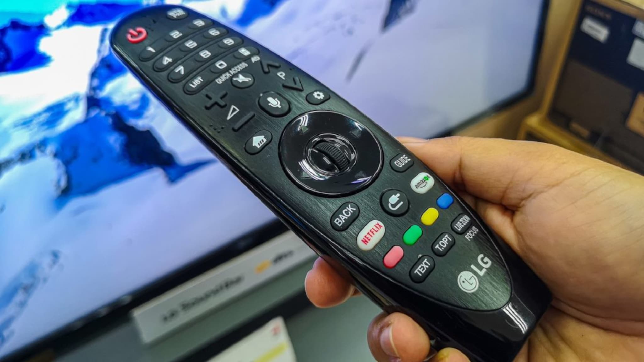 TV रिमोटवर लाल, पिवळे, हिरवे बटणं का असतात? अनेकांना माहितीच नाही कारण