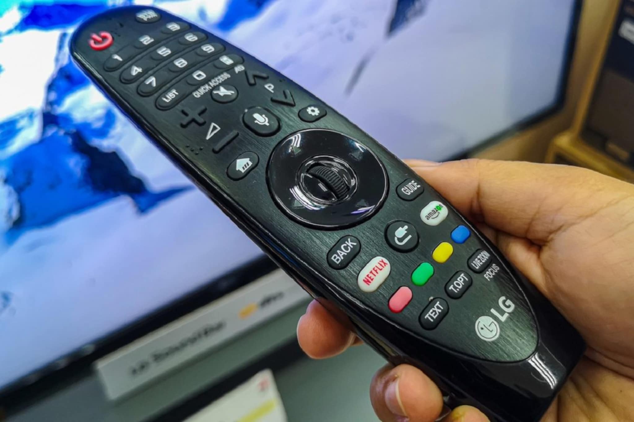 TV रिमोटवर लाल, पिवळे, हिरवे बटणं का असतात? अनेकांना माहितीच नाही कारण