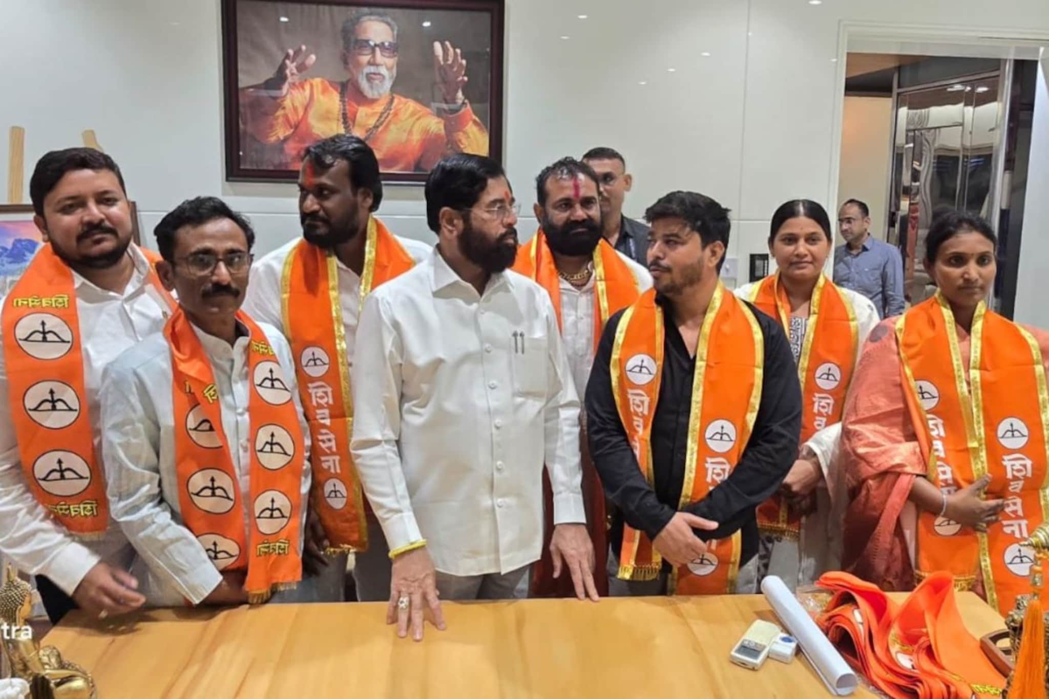एकनाथ शिंदेंचा उद्धव ठाकरेंना पुन्हा धक्का, 4 नगरसेवक लावले गळाला, मुंबईत झाला पक्षप्रवेश 