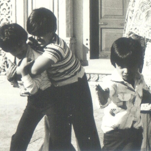 बॉलिवूडमध्ये कितीतरी हिरो, हिरोईल, दिग्दर्शक, निर्माते ज्यांची मुलंही फिल्म इंडस्ट्रीतच आपलं नशीब आजमावयाल उतरले. त्यापैकी काही हिट झाले तर काही फ्लॉप. असाच फ्लॉप ठरलेला एक स्टार किड, ज्याचे वडील प्रसिद्ध दिग्दर्शक, पण तो मात्र हिरो बनायला गेला आणि फ्लॉप ठरला. 13 वर्षांपासून तो गायब आहे. बॉलिवूडमध्ये कितीतरी हिरो, हिरोईल, दिग्दर्शक, निर्माते ज्यांची मुलंही फिल्म इंडस्ट्रीतच आपलं नशीब आजमावयाल उतरले. त्यापैकी काही हिट झाले तर काही फ्लॉप. असाच फ्लॉप ठरलेला एक स्टार किड, ज्याचे वडील प्रसिद्ध दिग्दर्शक, पण तो मात्र हिरो बनायला गेला आणि फ्लॉप ठरला. 13 वर्षांपासून तो गायब आहे.