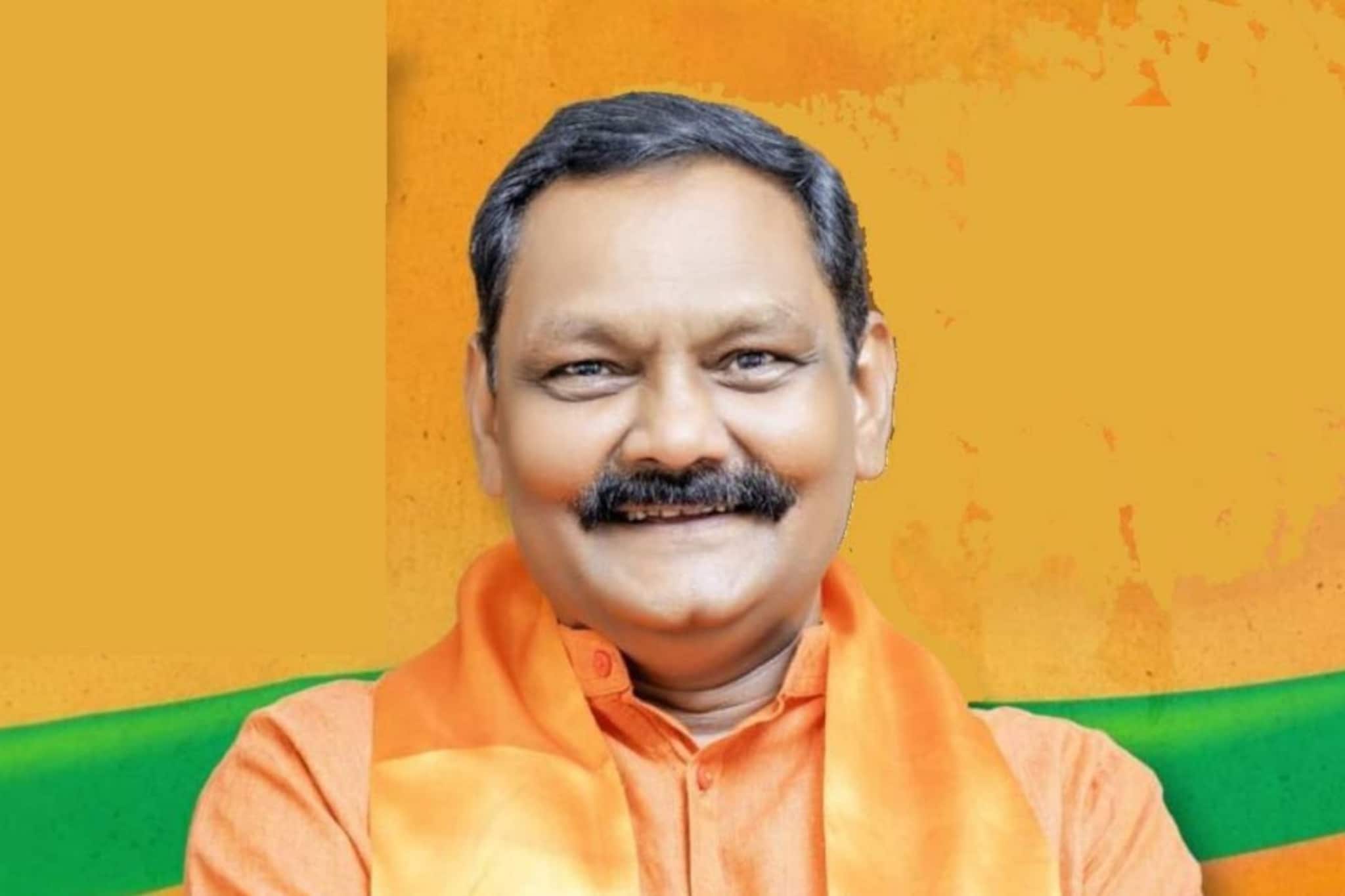 लाल दिव्याच्या गाडीला दीड तास! रस्ते पाहून मंत्र्यांनी कपाळाला लावला हात लाल दिव्याच्या गाडीला दीड तास! रस्ते पाहून मंत्र्यांनी कपाळाला लावला हात