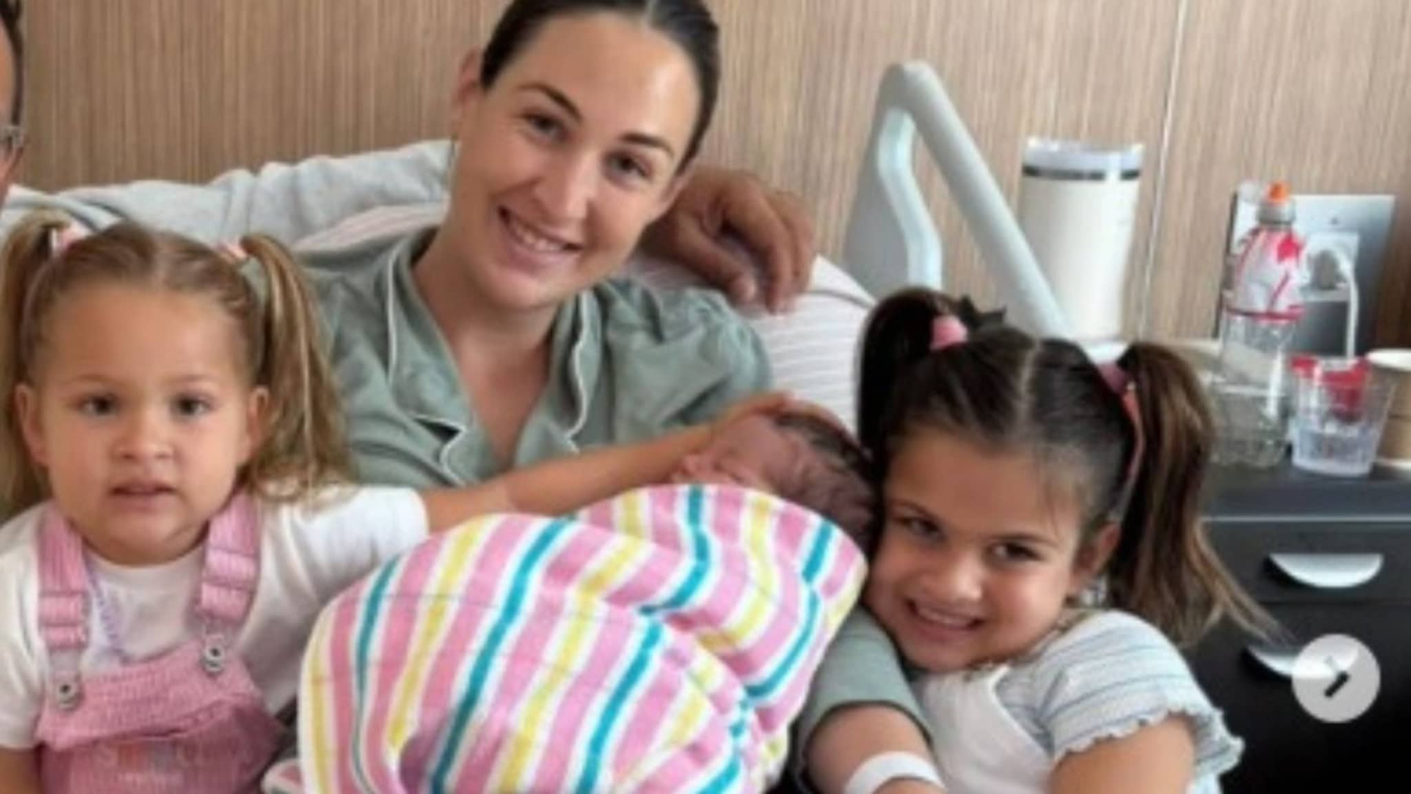 तिसऱ्यांदा बाप बनला तरी खूश नाही स्टार क्रिकेटर, म्हणतो 'टीम बनवण्यासाठी हवे आणखी 8...'