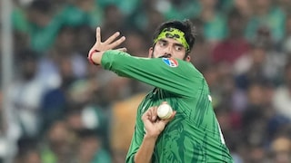 उस्मान तारिकची ऍक्शन कॉपी केली, पण मस्ती महागात पडली... भर स्टेडियममध्ये इज्जत गेली, Video उस्मान तारिकची ऍक्शन कॉपी केली, पण मस्ती महागात पडली... भर स्टेडियममध्ये इज्जत गेली, Video