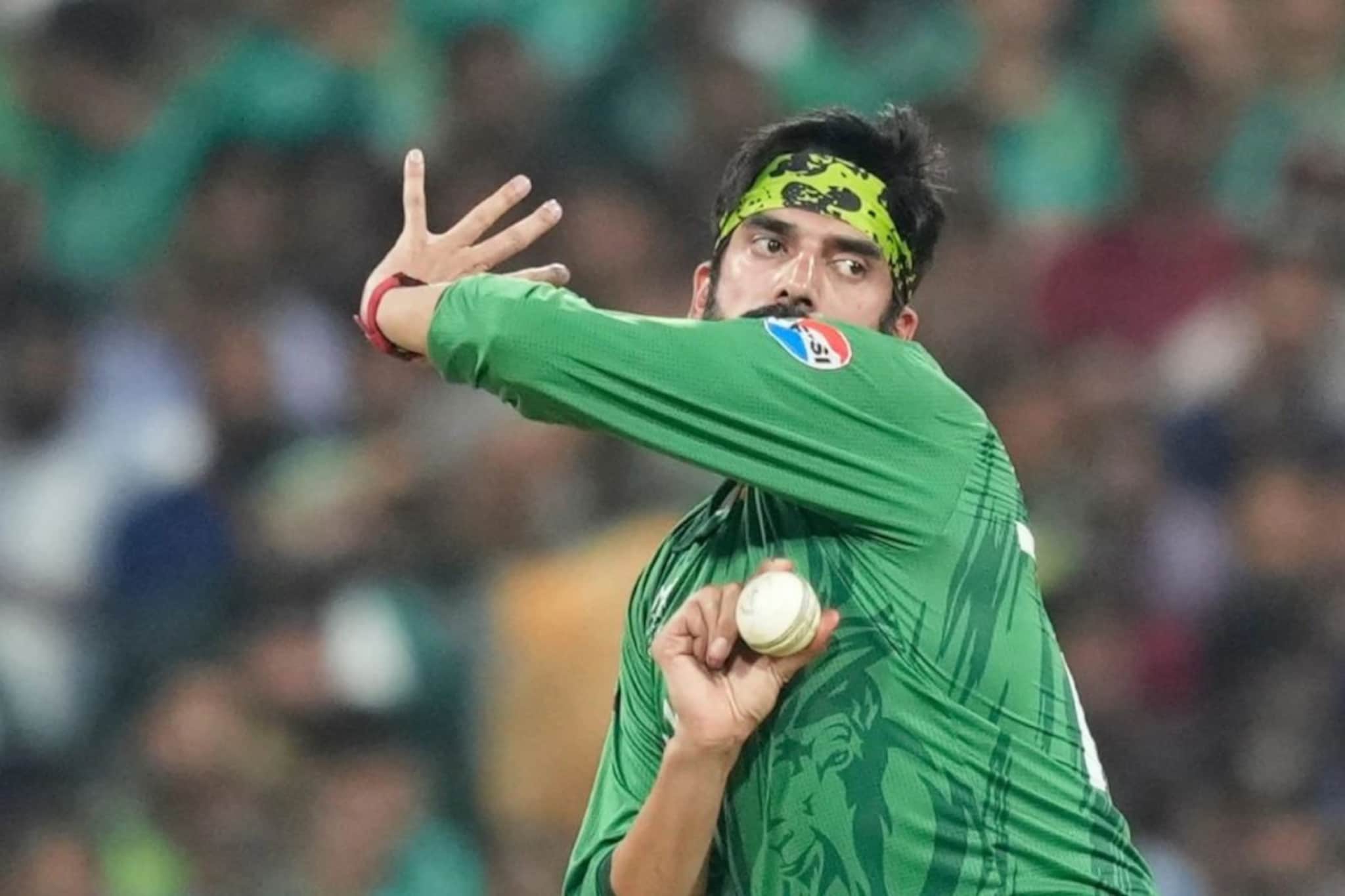 उस्मान तारिकची ऍक्शन कॉपी केली, पण मस्ती महागात पडली... भर स्टेडियममध्ये इज्जत गेली, Video