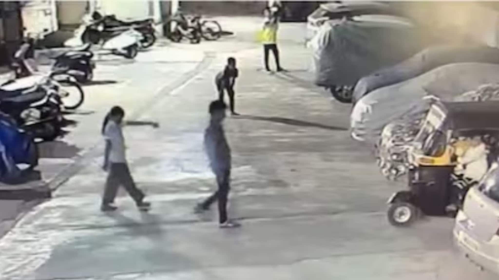 बापाचा राग पोरावर काढला, वसईमध्ये चिमुकलल्या मारहाण करणाऱ्या प्रकरणाला धक्कादायक वळण; जुनं प्रकरण समोर बापाचा राग पोरावर काढला, वसईमध्ये चिमुकलल्या मारहाण करणाऱ्या प्रकरणाला धक्कादायक वळण; जुनं प्रकरण समोर