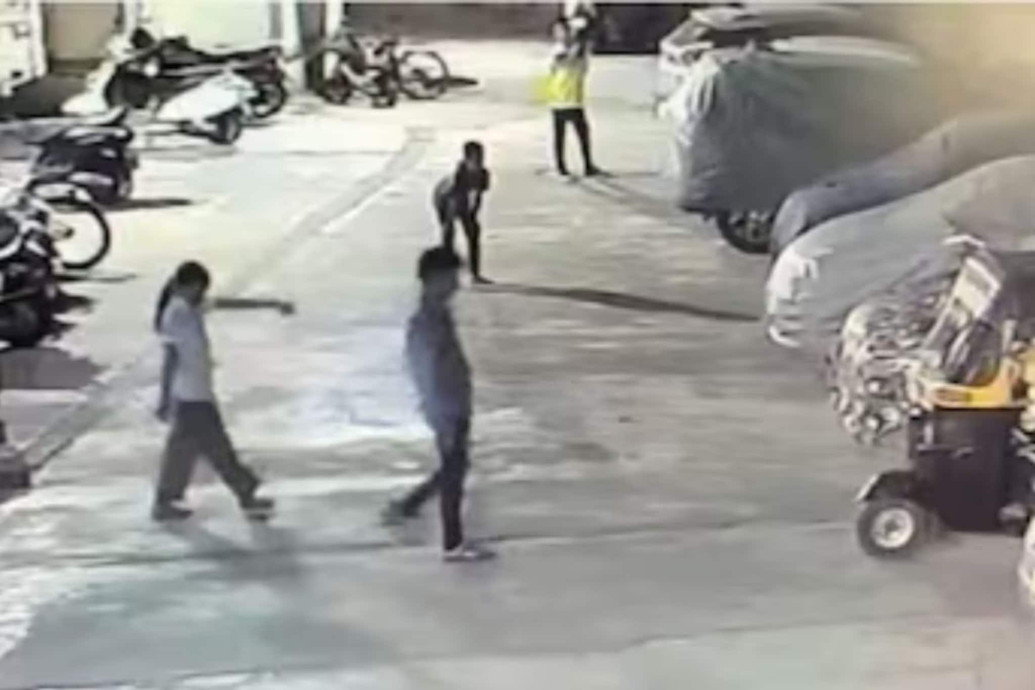 बापाचा राग पोरावर काढला, वसईमध्ये चिमुकलल्या मारहाण करणाऱ्या प्रकरणाला धक्कादायक वळण; जुनं प्रकरण समोर बापाचा राग पोरावर काढला, वसईमध्ये चिमुकलल्या मारहाण करणाऱ्या प्रकरणाला धक्कादायक वळण; जुनं प्रकरण समोर