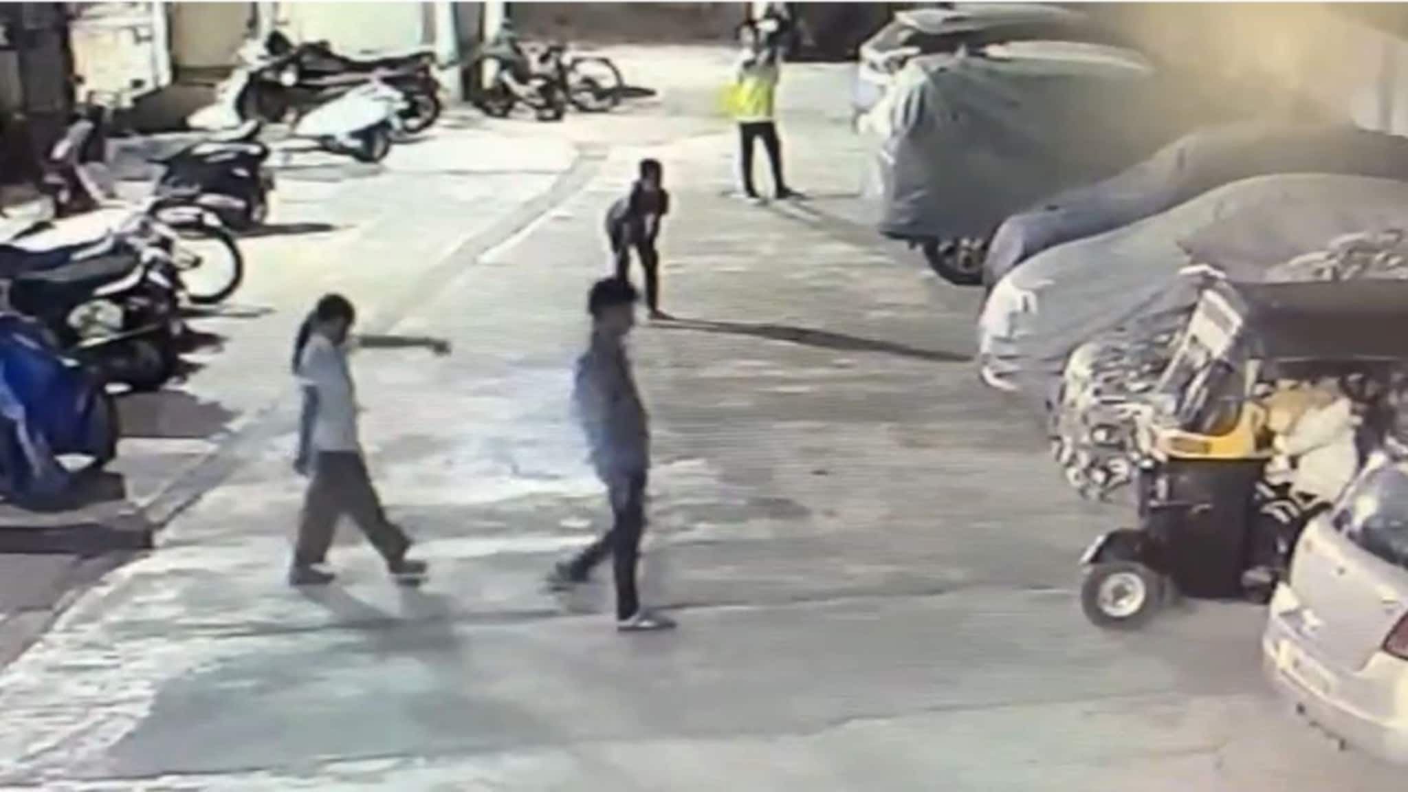 पायाला धरलं, फिरवून जमीनीवर आदळलं, 4 वर्षाच्या मुलाला विकृताची अमानुष मारहाण, वसईतील घटना!