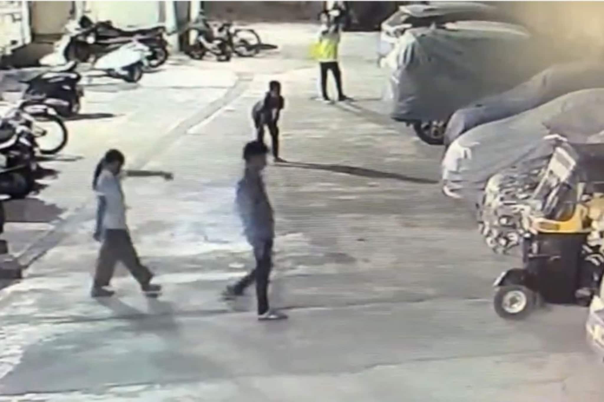 पायाला धरलं, फिरवून जमीनीवर आदळलं, 4 वर्षाच्या मुलाला विकृताची अमानुष मारहाण, वसईतील घटना!