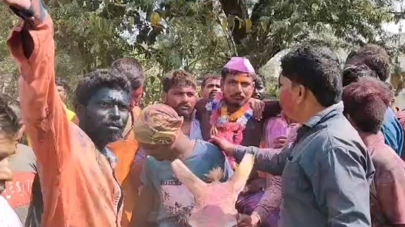 बीडच्या केज तालुक्यातील विडा येथे प्रत्येक वर्षी धुलीवंदनानिमित्त गावच्या एका जावयाची गाढवावरून मिरवणूक काढली जाते. बीडच्या केज तालुक्यातील विडा येथे प्रत्येक वर्षी धुलीवंदनानिमित्त गावच्या एका जावयाची गाढवावरून मिरवणूक काढली जाते.