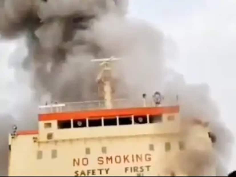 ज्या हातांनी महिनाभरापूर्वीच आईला मुखाग्नी दिला, त्याच हातांना आता नियतीने आपल्यापासून कायमचं दूर केलं. इराण-अमेरिका-इस्रायल युद्धाच्या आगीत एका सामान्य भारतीय कुटुंबाचं स्वप्न खाक झालं आहे. ओमानच्या किनारपट्टीवर इराणने केलेल्या ड्रोन हल्ल्यात २५ वर्षीय दीक्षित सोळंकी या खलाशाचा मृत्यू झाला. ज्या हातांनी महिनाभरापूर्वीच आईला मुखाग्नी दिला, त्याच हातांना आता नियतीने आपल्यापासून कायमचं दूर केलं. इराण-अमेरिका-इस्रायल युद्धाच्या आगीत एका सामान्य भारतीय कुटुंबाचं स्वप्न खाक झालं आहे. ओमानच्या किनारपट्टीवर इराणने केलेल्या ड्रोन हल्ल्यात २५ वर्षीय दीक्षित सोळंकी या खलाशाचा मृत्यू झाला.