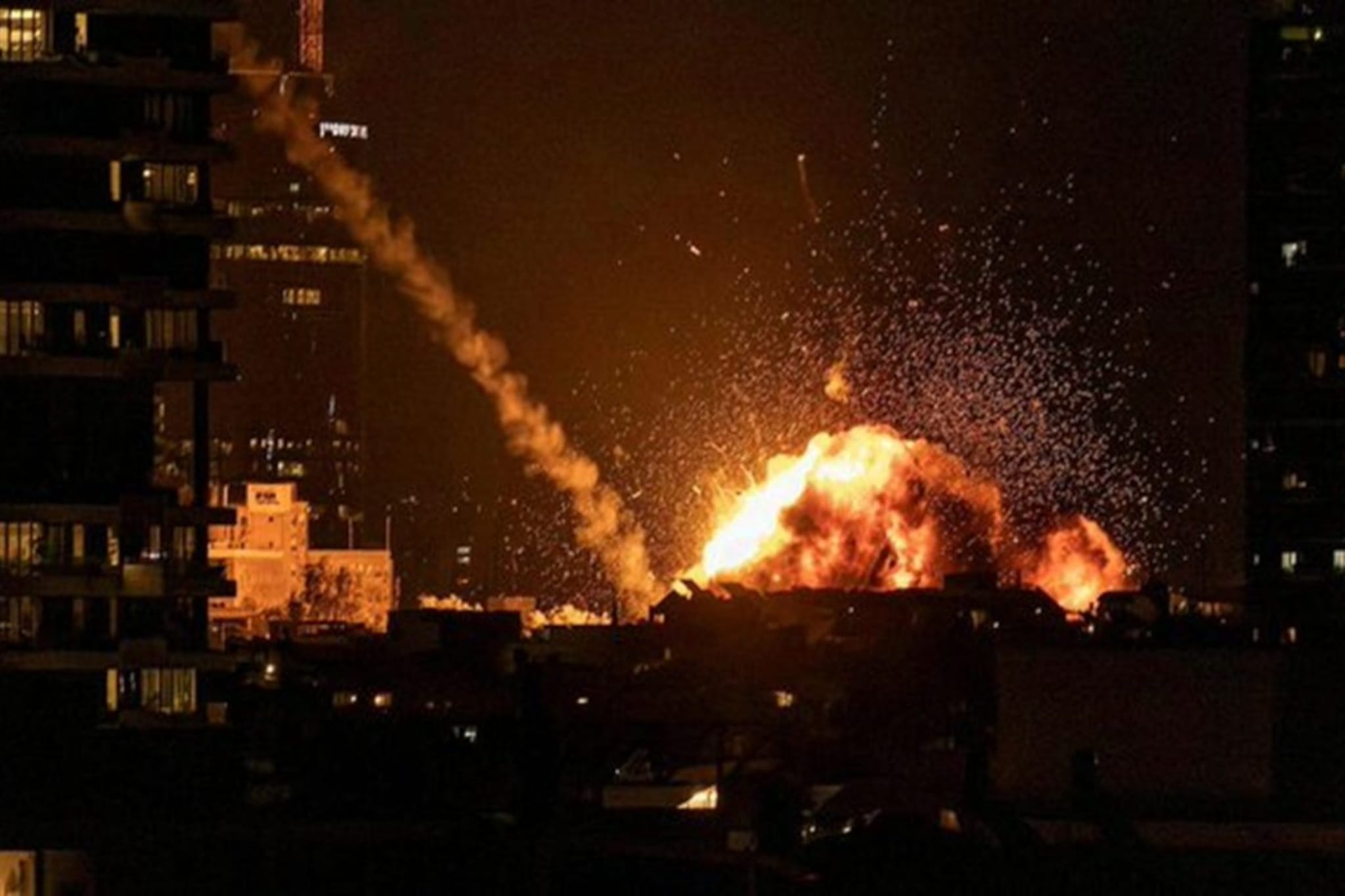 इराणच्या मदतीला 'हिजबुल्लाह' मैदानात; इस्रायलवर रात्रभर मिसायल हल्ला इराणच्या मदतीला 'हिजबुल्लाह' मैदानात; इस्रायलवर रात्रभर मिसायल हल्ला