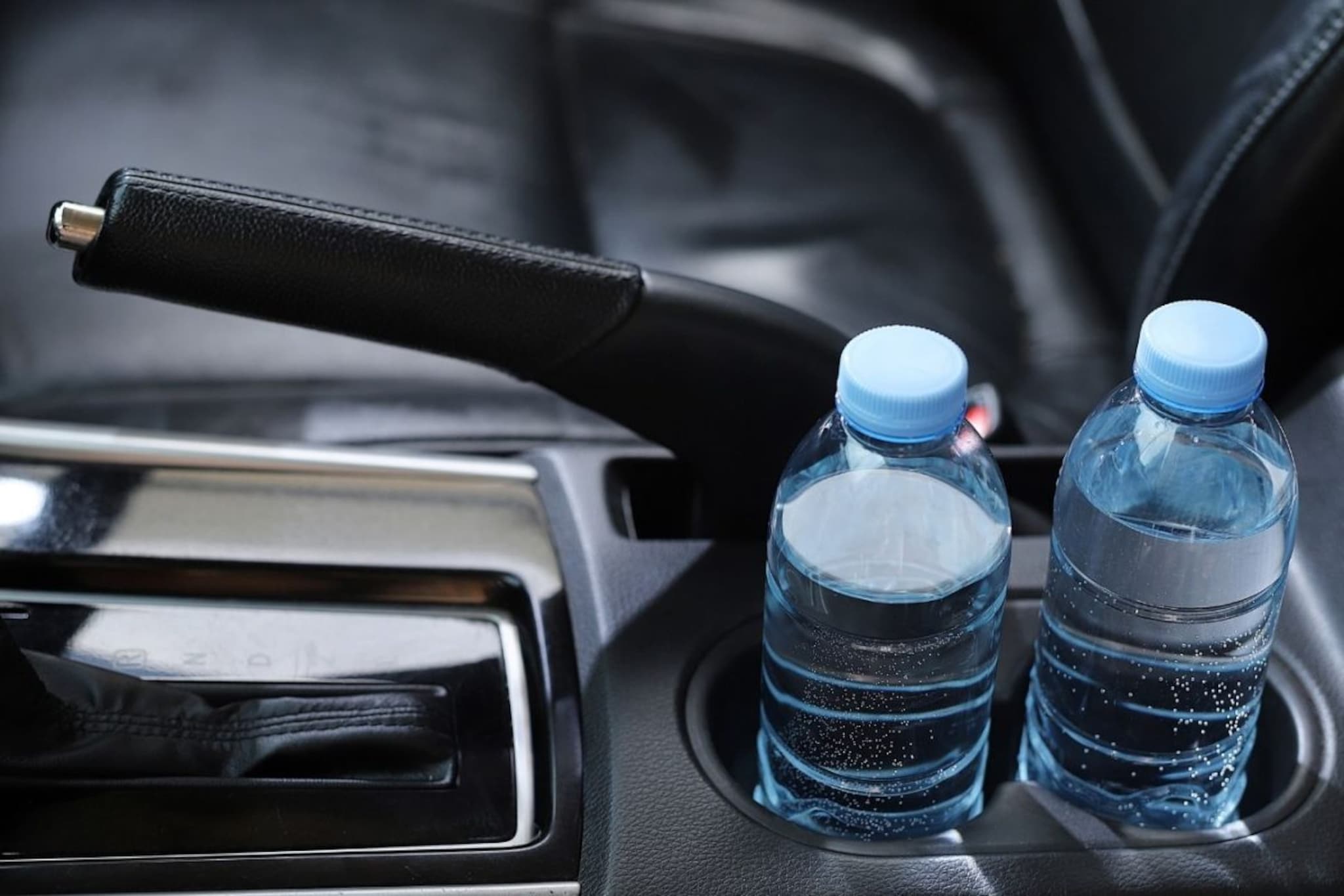 गाडीत ठेवलेल्या बाटलीतून तुम्ही ही पाणी पिता? मग सावधान! हे किती घातक जाणून घ्या