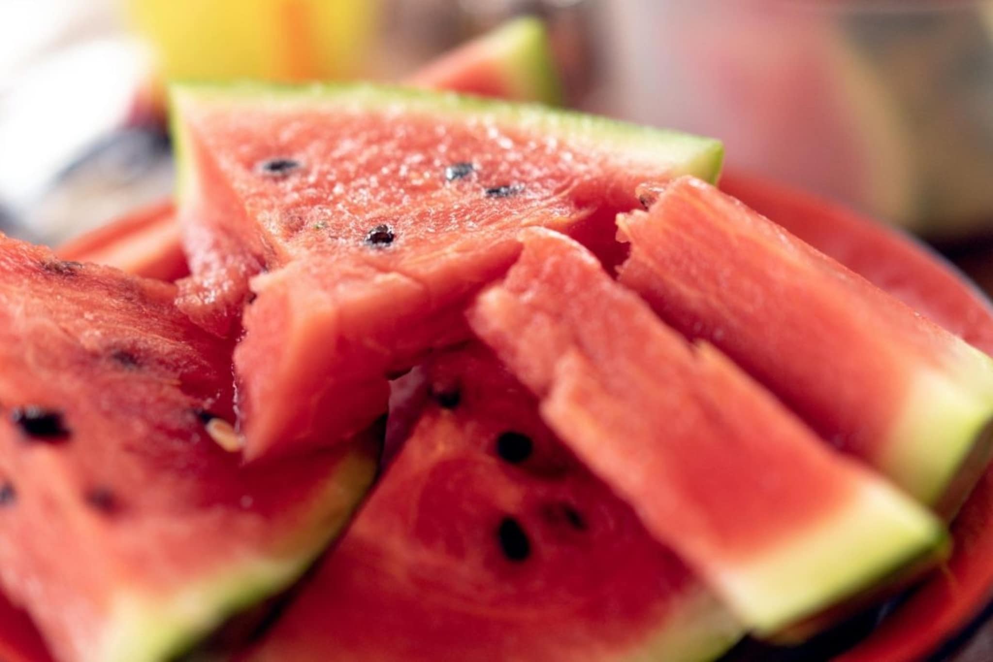 कलिंगड फ्रिजमध्ये ठेवता? मग ही बातमी वाचा, यानंतर पुन्हा कधीही असं खाणार नाही