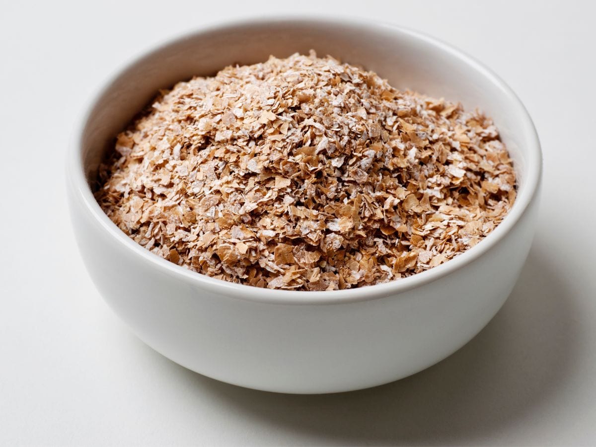 रोपांसाठी नैसर्गिक बूस्टर किंवा खात म्हणून तू,हि या कोंड्याचा उपायोग करू शकता. गव्हाच्या कोंड्यामध्ये कोंड्यामध्ये फॉस्फरस आणि मॅग्नेशियमसारखे घटक असतात, हे घटक जमिनीची सुपीकता वाढवतात