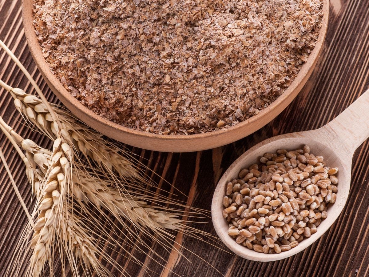 घरातील वस्तू साफ करण्यासाठी तुम्ही गव्हाच्या कोनाड्याचा वापर करू शकता. घरातील लाकडी फर्निचर, पितळेच्या वस्तू.. हे जुनं आणि निस्तेज दिसत असेल तर कोंडा वापरल्याने त्या पुन्हा नव्यासारख्या चमकू शकतात. घरातले आरसे किंवा काचेचे टेबल साफ करण्यासाठी तुम्ही हा कोंडा वापरू शकता. 