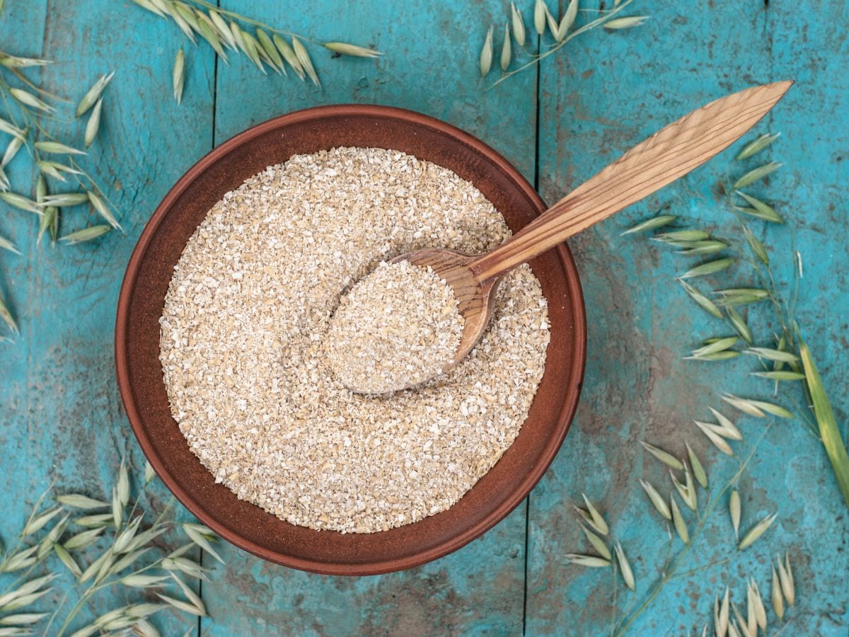 किचनच्या सिंकमध्ये बऱ्याचदा काही कारणांमुळे दुर्गंधी येते त्यासाठीही हा कोंडा फायदेशीर आहे. सिंकमधील दुर्गंधी दूर करण्यासाठी कोंड्यामध्ये थोडा बेकिंग सोडा मिसळा आणि हे मिश्रण सिंकच्या ड्रेनमध्ये टाका. हे मिश्रण पाईपमधील घाण आणि दुर्गंधी घालवते. (Disclaimer : या बातमीत दिलेली माहिती आणि सल्ला तज्ञांशी झालेल्या संभाषणांवर आधारित आहे. ही सामान्य माहिती आहे, वैयक्तिक सल्ला नाही. म्हणून कोणत्याही सल्ल्याचे अनुसरण करताना तज्ज्ञांचा सल्ला घ्यावा. कोणतेही नुकसान झाल्यास त्यासाठी न्यूज-18 जबाबदार राहणार नाही.)