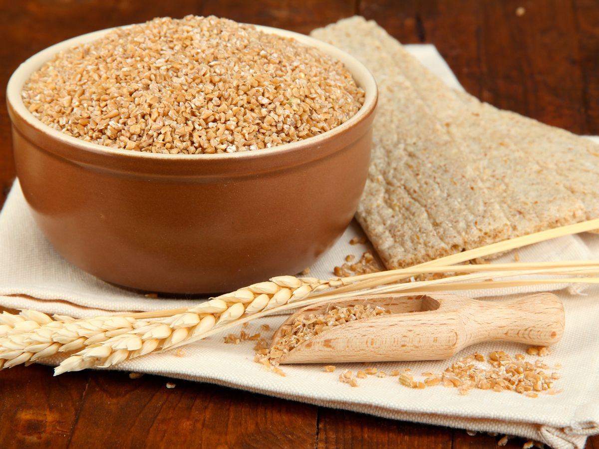 हा कोंडा पितळी भांड्यांच्या स्वच्छतेसाठी वापरायचा असेल तर भांड्यांवर कोंडा आणि लिंबाच्या रसाचे मिश्रण लावून 2 मिनिटे तसेच राहू द्या. नंतर हे मिश्रण भांड्यांवर चोळा आणि पाण्याने स्वच्छ धुवून कोरडे करा. याने पितळेची भांडी नव्यासारखी चमकतील. 