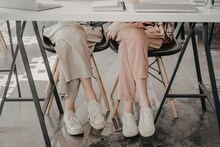 Personality Test : खुर्चीवर 'क्रॉस लेग' करून बसताय? तुमच्या या स्टाईलमध्ये दडलंय तुमच्या स्वभावाचं गुपित; पाहा काय सांगतं 'सामुद्रिक शास्त्र'