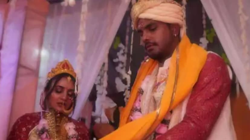 आरसीबीचा फास्ट बॉलर यश दयाळचं कंटेट क्रिएटर श्वेता पुंडीरसोबत लग्न झालं आहे. 4 फेब्रुवारीला उत्तर प्रदेशच्या नोएडामध्ये कुटुंब आणि जवळच्या मित्रांसोबत यश दयाळने 7 फेरे घेतले. आरसीबीचा फास्ट बॉलर यश दयाळचं कंटेट क्रिएटर श्वेता पुंडीरसोबत लग्न झालं आहे. 4 फेब्रुवारीला उत्तर प्रदेशच्या नोएडामध्ये कुटुंब आणि जवळच्या मित्रांसोबत यश दयाळने 7 फेरे घेतले.