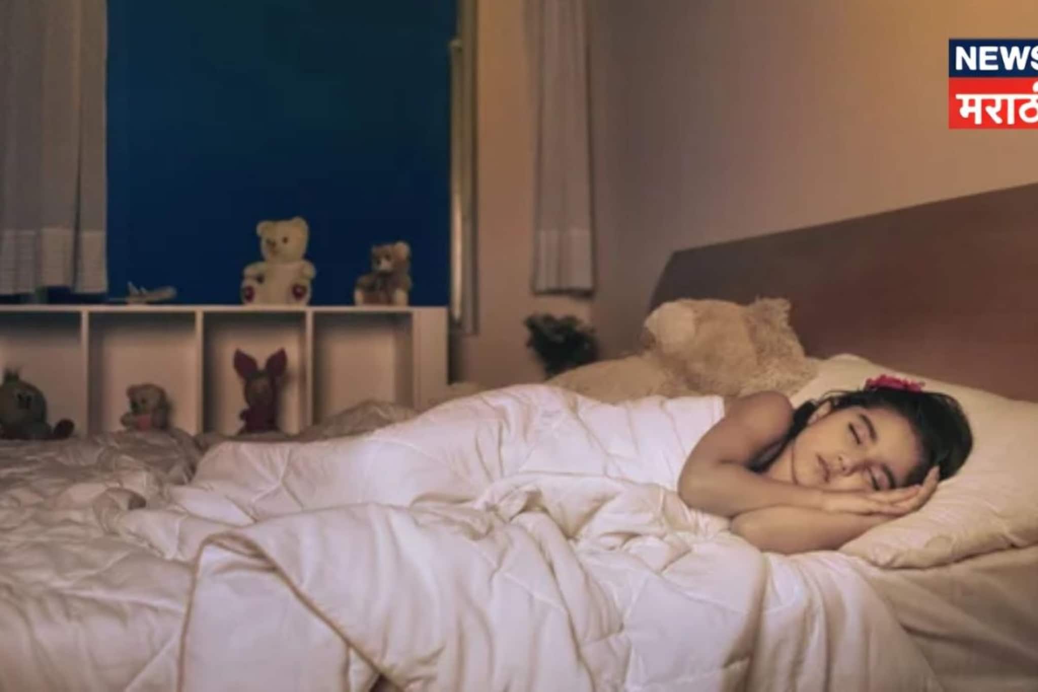 झोपण्याची चुकीची पद्धत वाढवते अडचणी, ओढवू शकते संकट! झोपण्याची चुकीची पद्धत वाढवते अडचणी, ओढवू शकते संकट!