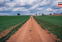 शेजारचा शेतकरी तुम्हाला शेतात जाण्यासाठी रस्ता देत नाही का? या मार्गाने समस्या झटपट सोडवा