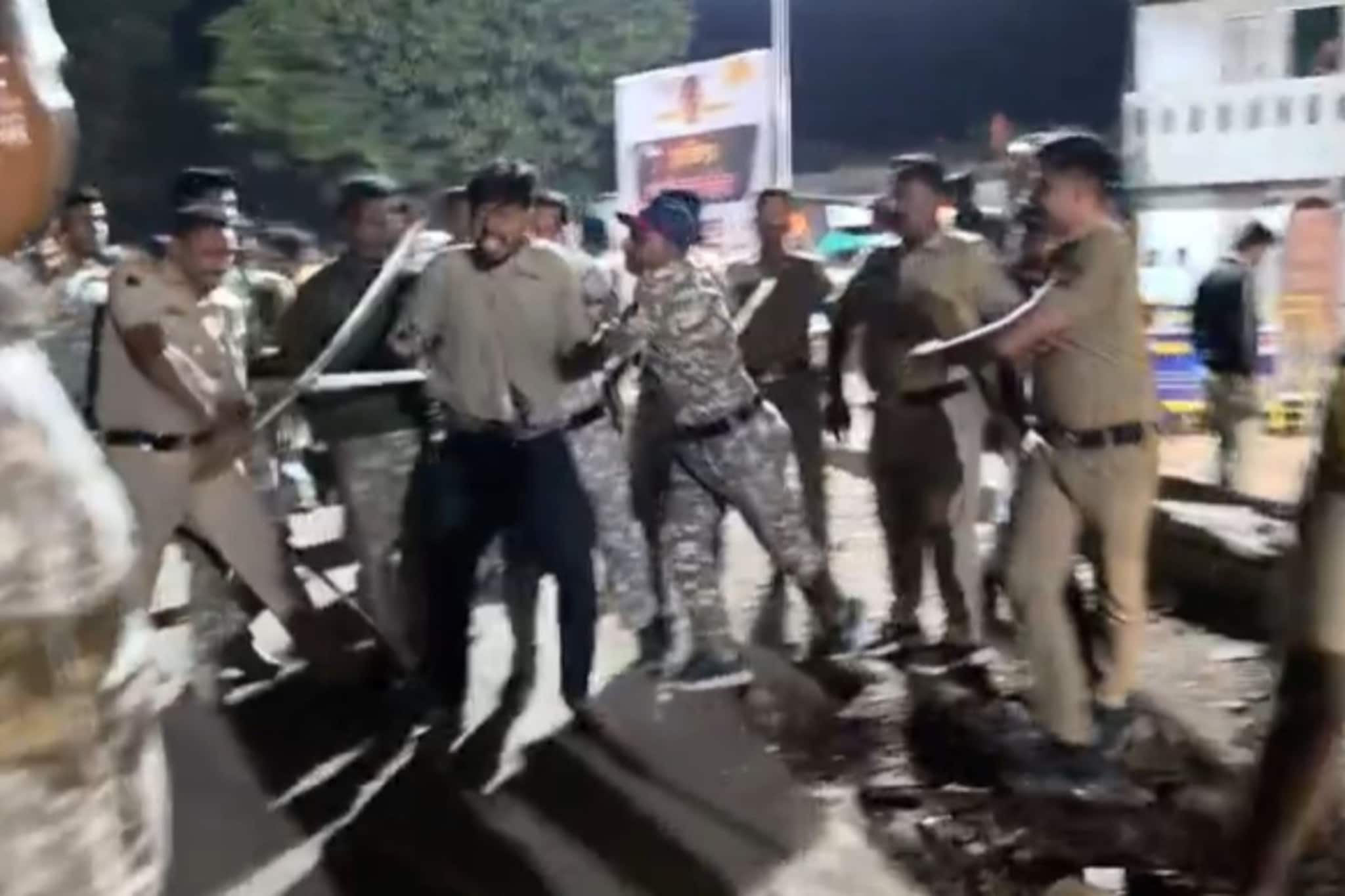 शिवाजी महाराजांचा पुतळा बसण्यावरून अंजनगावात पुन्हा तणाव, खेलोबा मंदिर परिसरात तरुणाने दगड फेकला