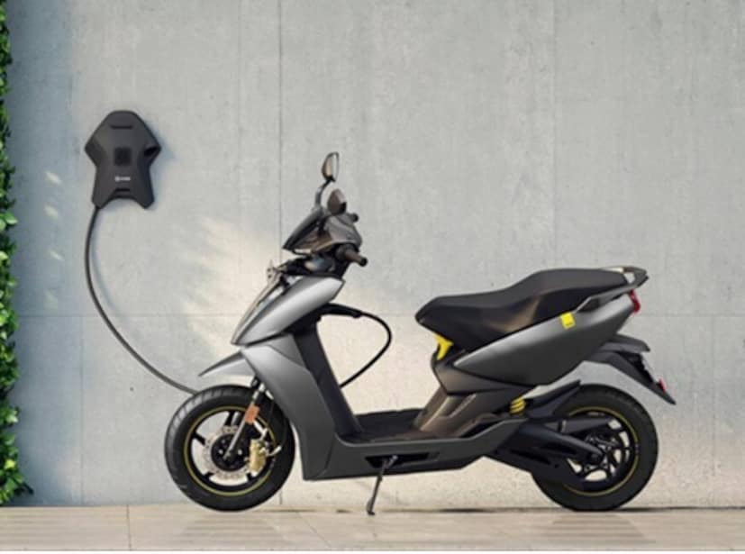 Electric vs Petrol Bike 2026: वाहन मार्केटमध्ये सध्या इलेक्ट्रिक वाहनांची चलती आहे. लोकं हे पेट्रोल-डिझेलपेक्षा इलेक्ट्रिक कार आणि बाइक्सला पसंती देत आहे. सरकारही इलेक्ट्रिक वाहनांची विक्री वाढावी म्हणून प्रोत्साहन देतेय. आजच्या काळात बाइक खरेदी करताना अनेकांच्या मनात प्रश्न असतो की, इलेक्ट्रिक बाइक घ्यावी की पेट्रोल बाइक? खरंतर याचं उत्तर तुमच्या वापरावर अवलंबून आहे. पण तुम्ही शहरात रोज बाइक चालवत असाल तर आता इलेक्ट्रिक बाइक हा बेस्ट ऑप्शन ठरतेय. Electric vs Petrol Bike 2026: वाहन मार्केटमध्ये सध्या इलेक्ट्रिक वाहनांची चलती आहे. लोकं हे पेट्रोल-डिझेलपेक्षा इलेक्ट्रिक कार आणि बाइक्सला पसंती देत आहे. सरकारही इलेक्ट्रिक वाहनांची विक्री वाढावी म्हणून प्रोत्साहन देतेय. आजच्या काळात बाइक खरेदी करताना अनेकांच्या मनात प्रश्न असतो की, इलेक्ट्रिक बाइक घ्यावी की पेट्रोल बाइक? खरंतर याचं उत्तर तुमच्या वापरावर अवलंबून आहे. पण तुम्ही शहरात रोज बाइक चालवत असाल तर आता इलेक्ट्रिक बाइक हा बेस्ट ऑप्शन ठरतेय.