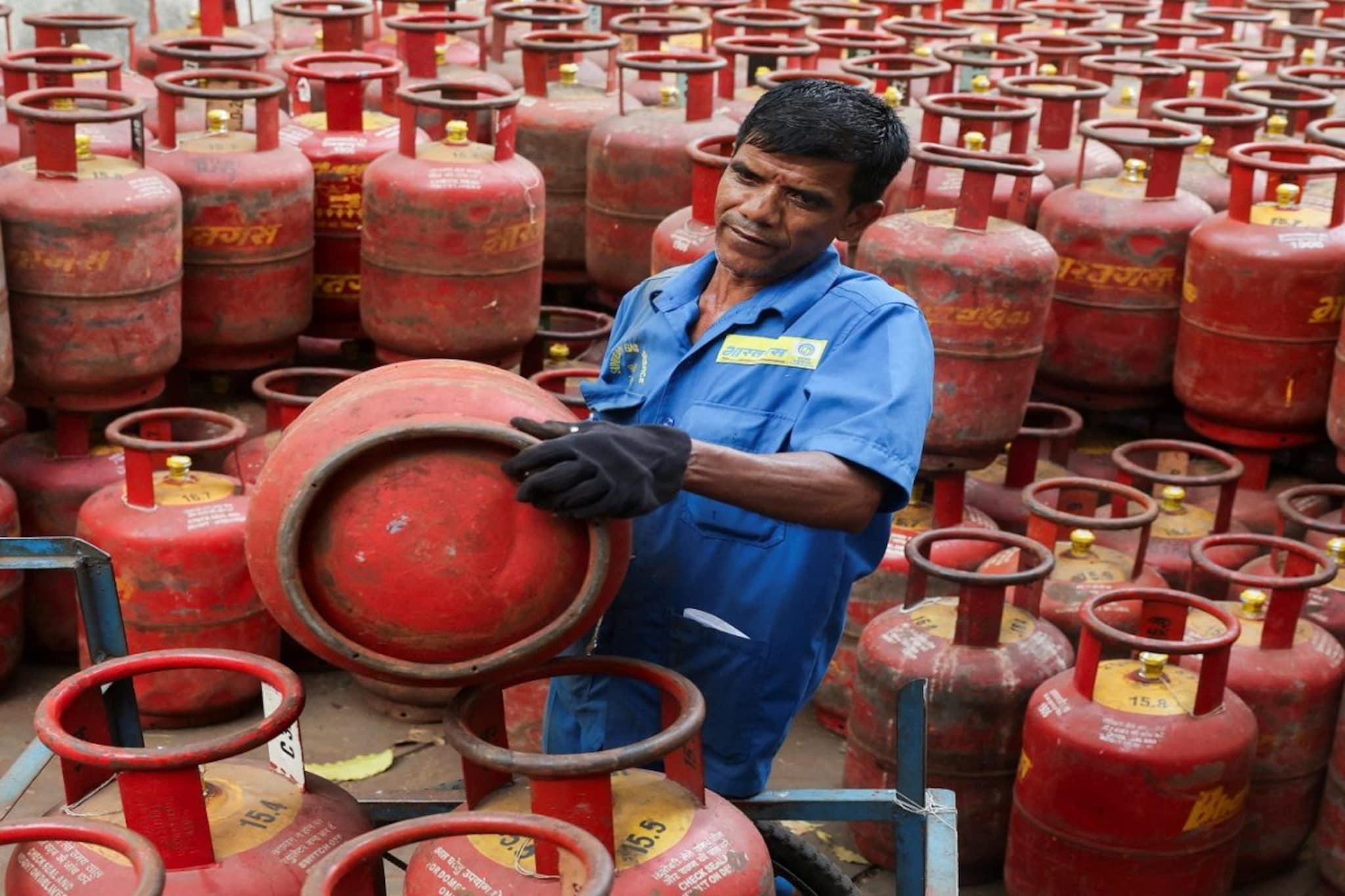 Gas Cylinder Booking: घरात गॅस सिलेंडर ठेवणाऱ्यांनो आधी हे वाचा! केंद्र सरकारने बुकिंगसाठी लागू केले नियम Gas Cylinder Booking: घरात गॅस सिलेंडर ठेवणाऱ्यांनो आधी हे वाचा! केंद्र सरकारने बुकिंगसाठी लागू केले नियम