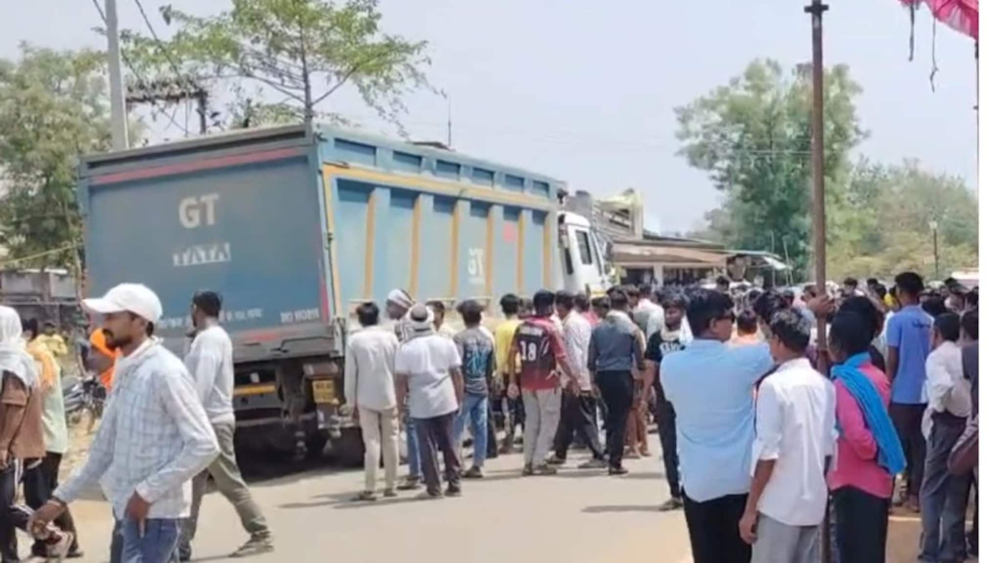 आईssss लेकीच्या स्कूटीवरून जाताना काळाची झडप, टिप्परच्या धडकेत जागेवर मृत्यू;  मुलीच्या डोळ्यादेखत जीव गेला