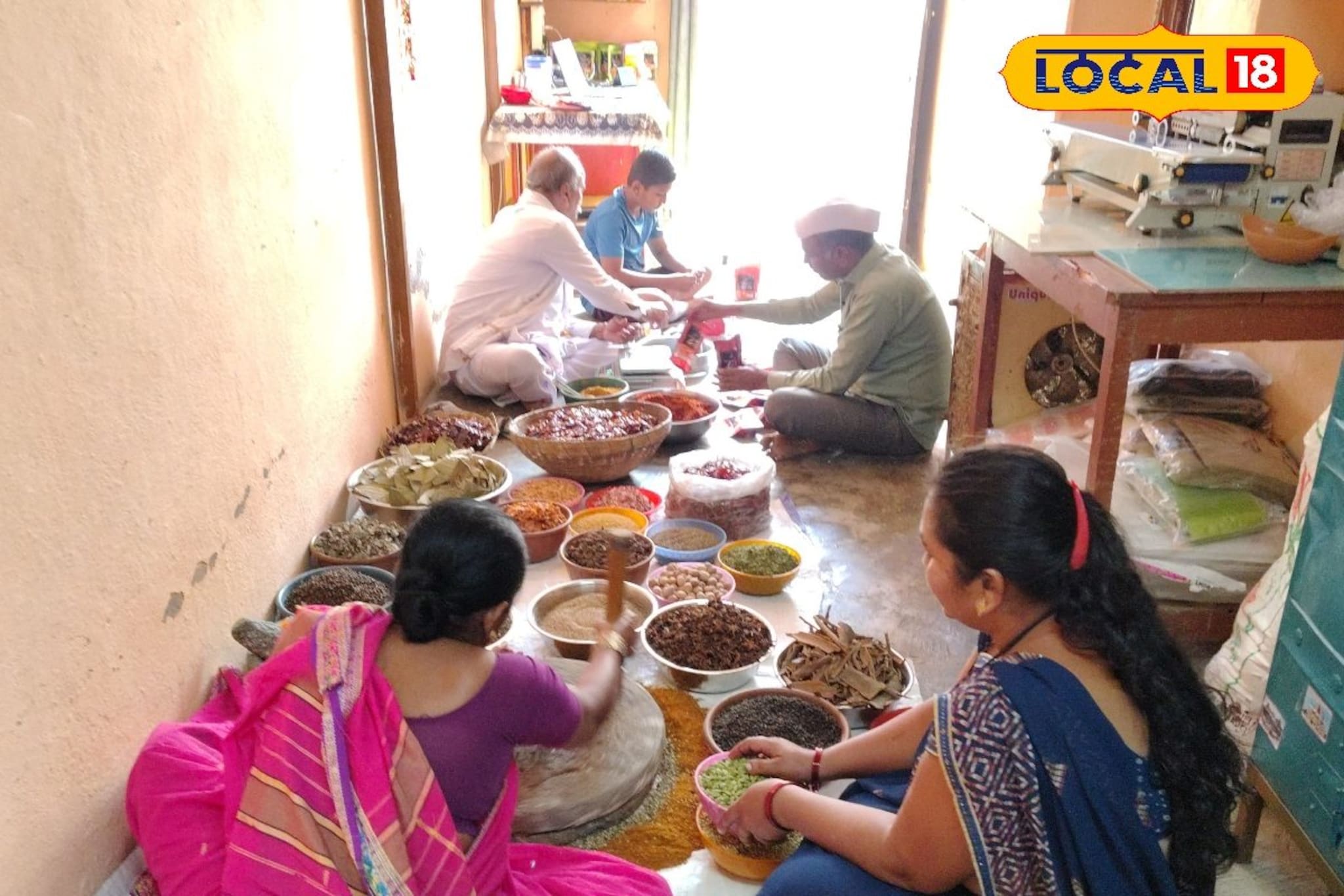 आईचा पारंपरिक मसाले बनवण्याचा अनुभव, लेकाने घरातून उभारला ब्रँड, आता महिन्याला होतीये एवढी कमाई