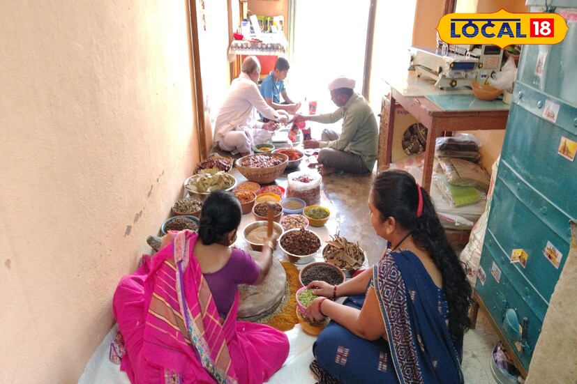 ‎लॉकडाऊनच्या काळात नोकरीवर संकट आल्यानंतर ‎संतोष कानगुलकर यांनी शेफ मसाले व्यवसायाची सुरुवात घरातून केली. आईच्या पारंपरिक मसाल्यांच्या अनुभवातून या व्यवसायाला दिशा मिळाली.