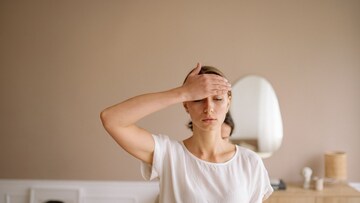 Headache : रोज डोकं दुखतंय? मग सावधान शरीर देतंय 'या' आजाराचे इशारे, दुर्लक्ष करणं पडू शकतं महागात