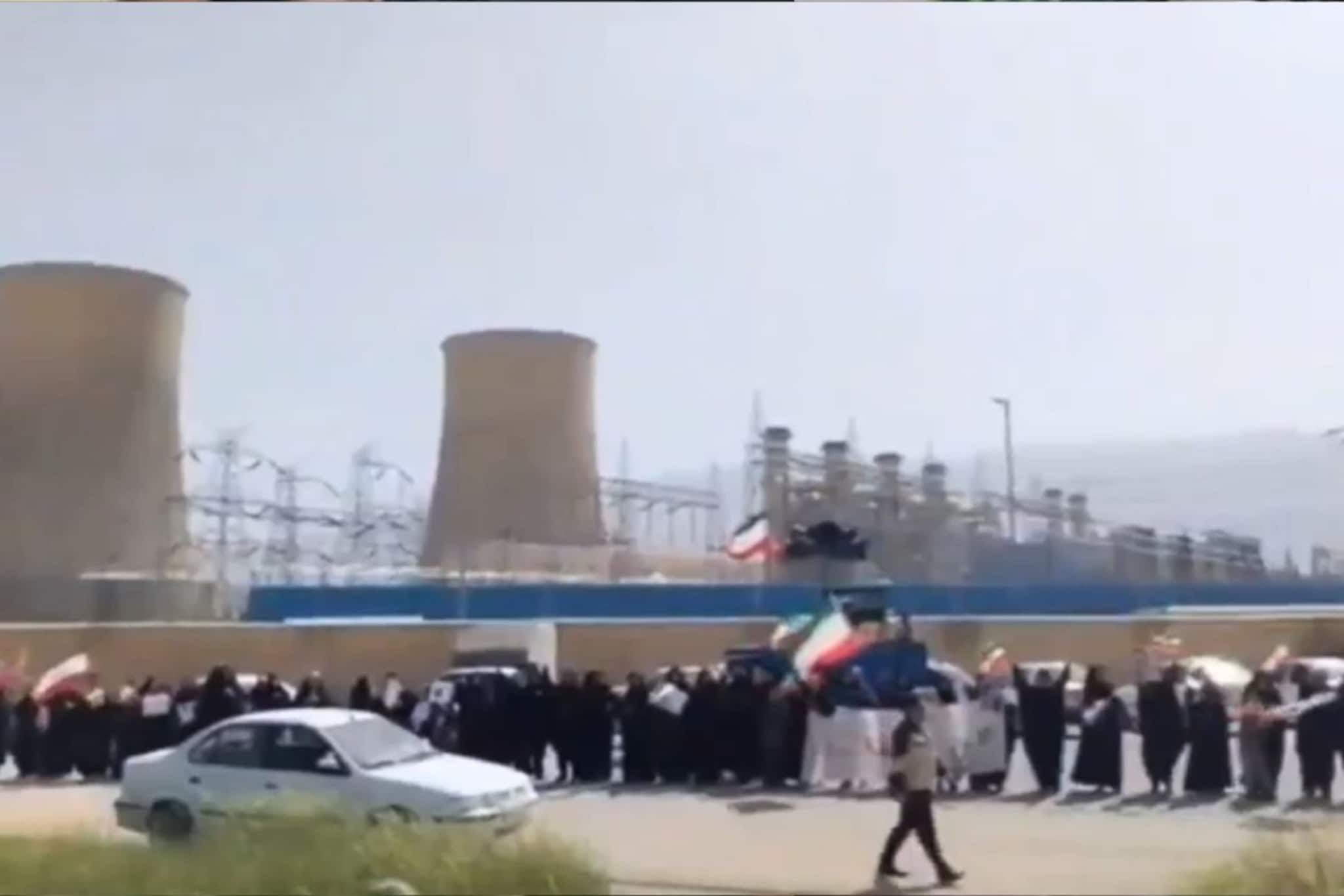 Iran: 'हा देश संपवू देणार नाही' ट्रम्प यांच्या इशाऱ्यानंतर इराणी नागरिकांच्या कृत्याने जग हळहळलं, VIDEO